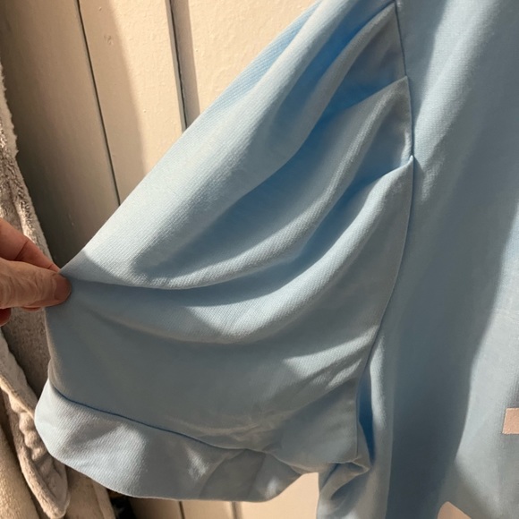 Pretty blue top - Picture 2 of 3